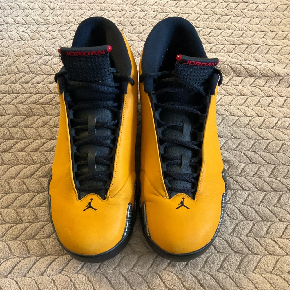 Jordan. Size:10. Color: Yellow